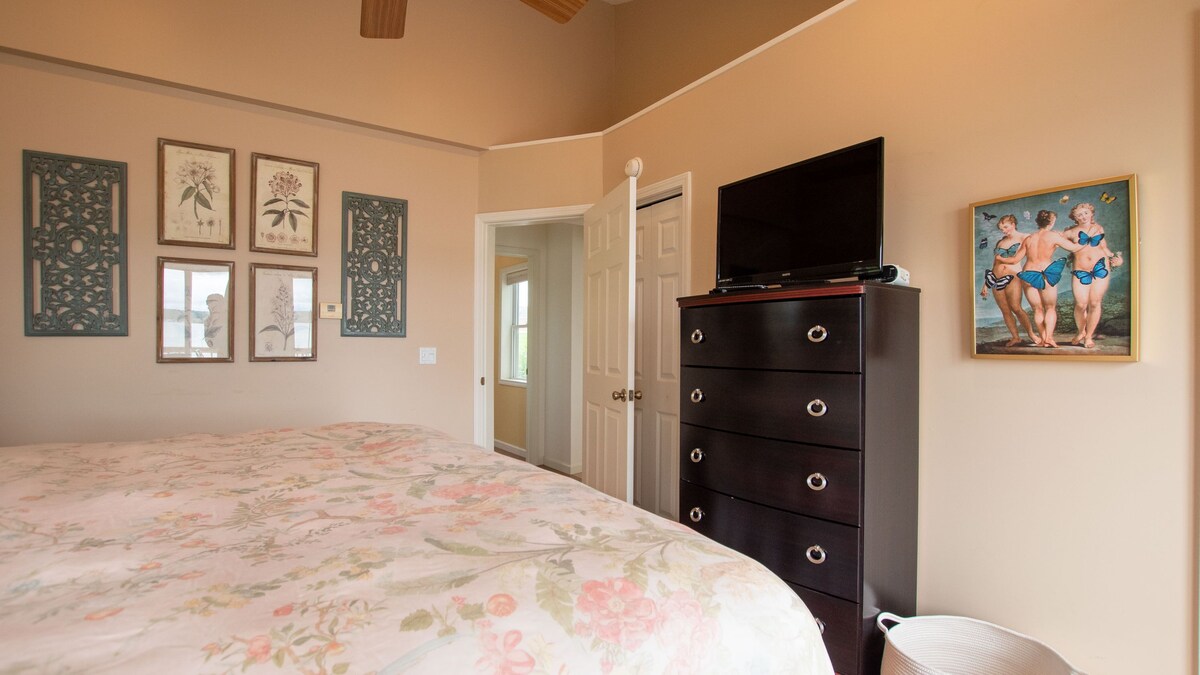 Lakeside Getaway – Modern Living At The Lake’s Edge