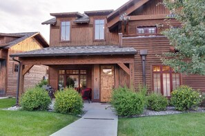 Blue Pine Cone is a beautiful town-home on the end of it's row.