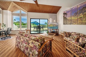 Manualoha 1105 - Spacious living area with cathedral ceiling