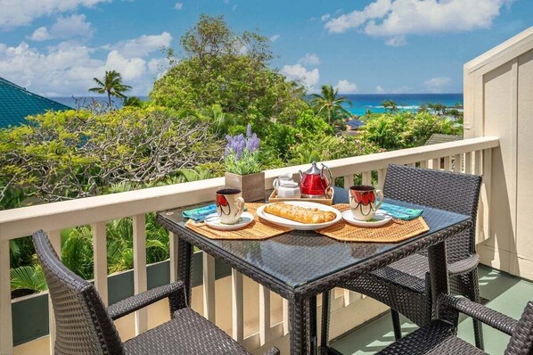 Manualoha 1105 - Dine alfresco on the ocean view lanai