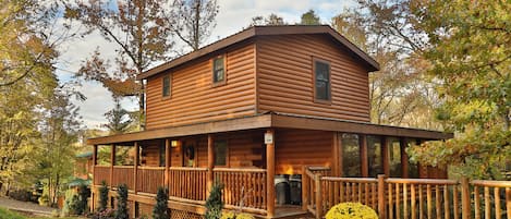 Gorgeous Skinny Dippin - Reserve this amazing log cabin in Pigeon Forge today! No mountain roads, no far distance to the Parkway, no problem! Amazing game room, wifi internet, private pool, private hot tub, premium bedding & furniture make this the perfect Tennessee cabin!
