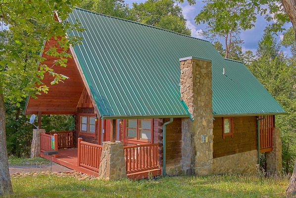 Fabulous Log Home in the Smokies - Stay in luxury at "Hidden Romance!" Beautiful cabin just miles from attractions, restaurants, & shows in Pigeon Forge