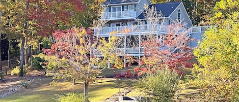 Welcome to PAWLEY'S PLACE!  A Wonderful Lakefront Home located in a quiet cove at the South End of Lake Lure.