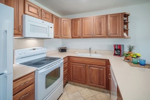 Kahala 422 - Perfect kitchen for creating your favorite culinary delights!