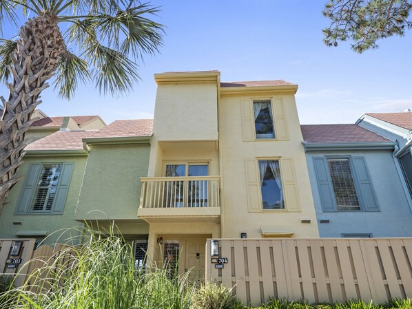 704 Schooner Court - Villa updated in 2020 with new appliances, cabinets updated, some new furniture throughout villa, wallpaper removed & freshly painted walls and new bedding.