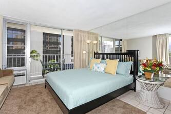 Breezy Corner Studio with AC & Kitchenette. FREE Parking, Wi-Fi, near Beach!
