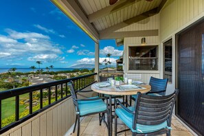 Relax on the lanai and enjoy beautiful sunset and ocean views! 