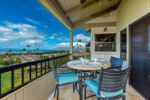 Relax on the lanai and enjoy beautiful sunset and ocean views! 