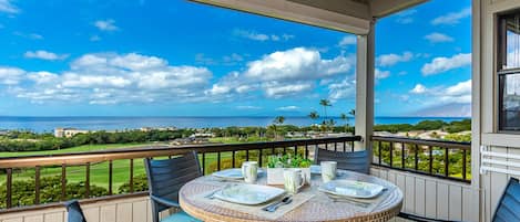 Gorgeous ocean view from the private lanai with seating for 4. 