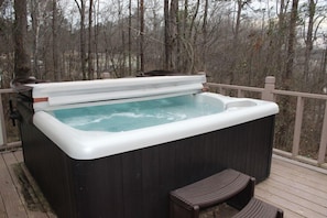 The spacious hot tub awaits!