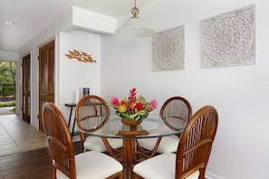 Dining Area - Manualoha 1102