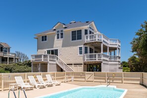 Private Pool: open mid-May to mid-Oct.