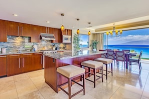 A stunning 5th floor OCEANFRONT 3 bedroom residence
                