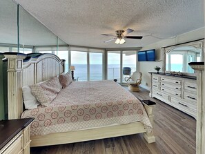 Primary Bedroom - King Bed, Balcony Access, En Suite Bathroom