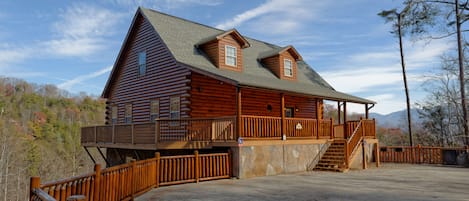 Luxury Gatlinburg cabin with a view - Red Neck Ritz 7 Bedroom with Amazing Views!
