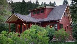 Sourdough Ranch Black Bear Cottage - Entryway to the cottage. Outdoor dining and BBQ grill available.