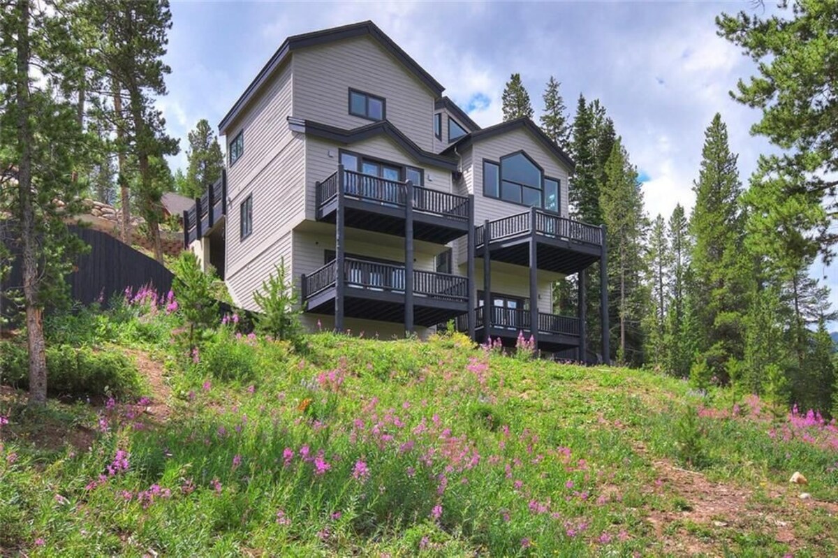 Mountain Majesty: 4-Bed Luxury Retreat with Panoramic Views & Hot Tub