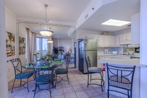 PVII_1107_kitchen1