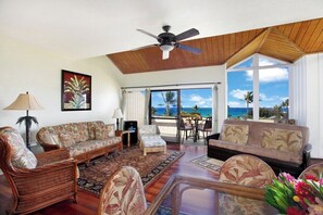 Living Room with A/C - Manualoha 306