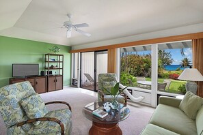 Living Area and Views - Manualoha 102