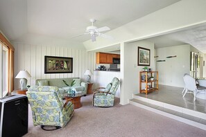 Living Area and Views - Manualoha 102
