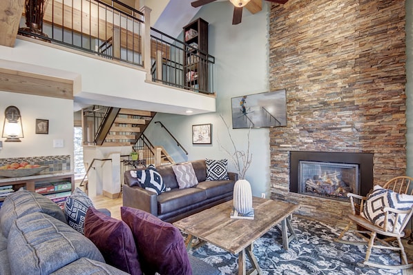 Living Area - Gather as a group in the spacious great room - 4 O’Clock Lodge D26 Breckenridge Vacation Rental