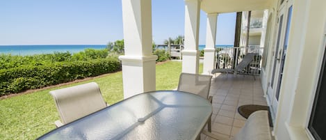 Ground level walkout balcony- Gulf view- walkout to beach!
