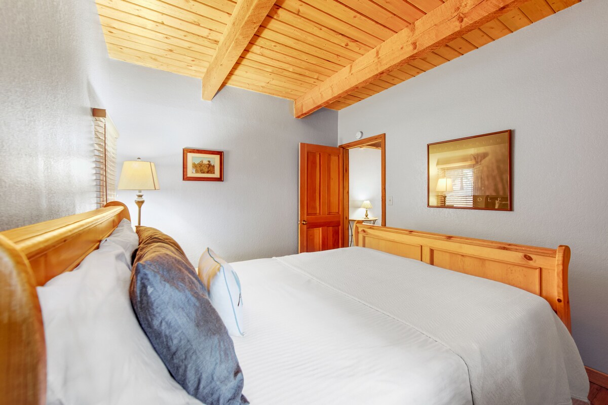 Charming, Dog-Friendly Two-Story Cabin Lodge with Deck – Great for Families