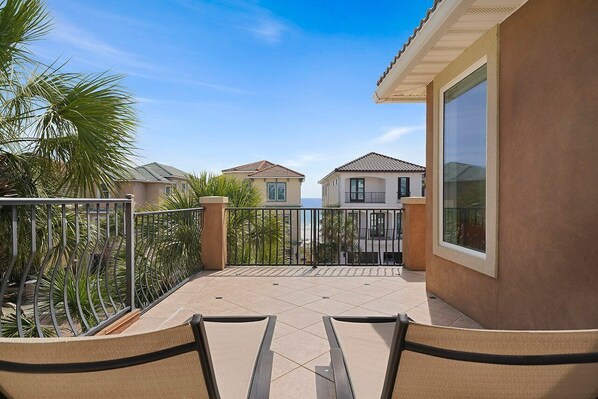 Casa Lontano - Vacation Rental House with Community Pool and Hot Tub Near Beach in Destiny by the Sea Destin, Florida - Five Star Properties Destin/30A