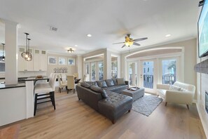 Casa Lontano - Vacation Rental House with Community Pool and Hot Tub Near Beach in Destiny by the Sea Destin, Florida - Five Star Properties Destin/30A