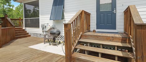 Welcome to Unit 7004 - This spectacular 3 bedroom, 2 bathroom cottage with screened porch and bonus deck can be your new home away from home!
