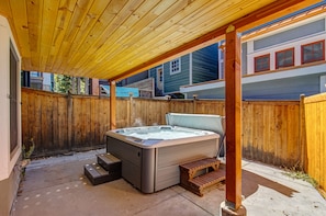 8-seat private hot tub