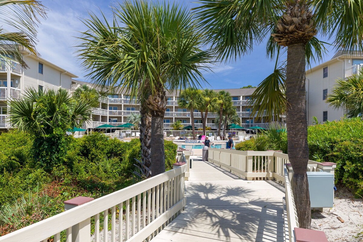 102 Breakers – Cozy 1 bedroom villa with an Oceanfront Pool & Baby Pool.