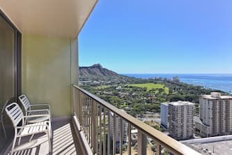 Incredible Ocean views! Close to beach! A/C, Wi-Fi, one Parking!