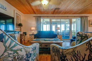 Gulf Front Living Area with Sleeper Sofa