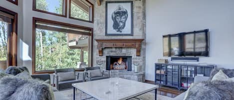 Living Room with HD TV and Fireplace