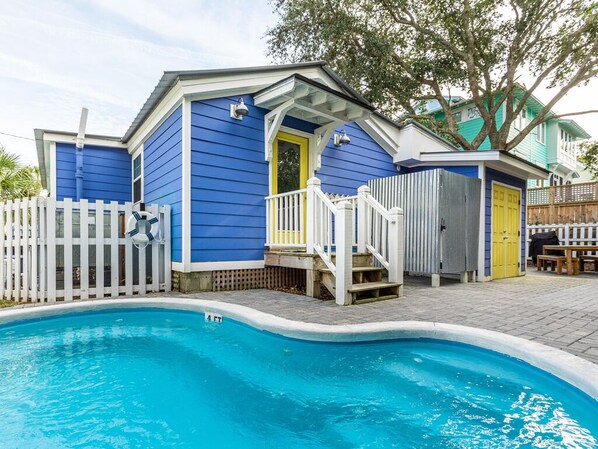 Blue Crab Cottage Backyard pool and patio area