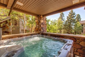 Private 8 Seat, 100 Jet Hot Tub