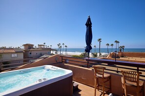 Jacuzzi,private rooftop deck, ocean views