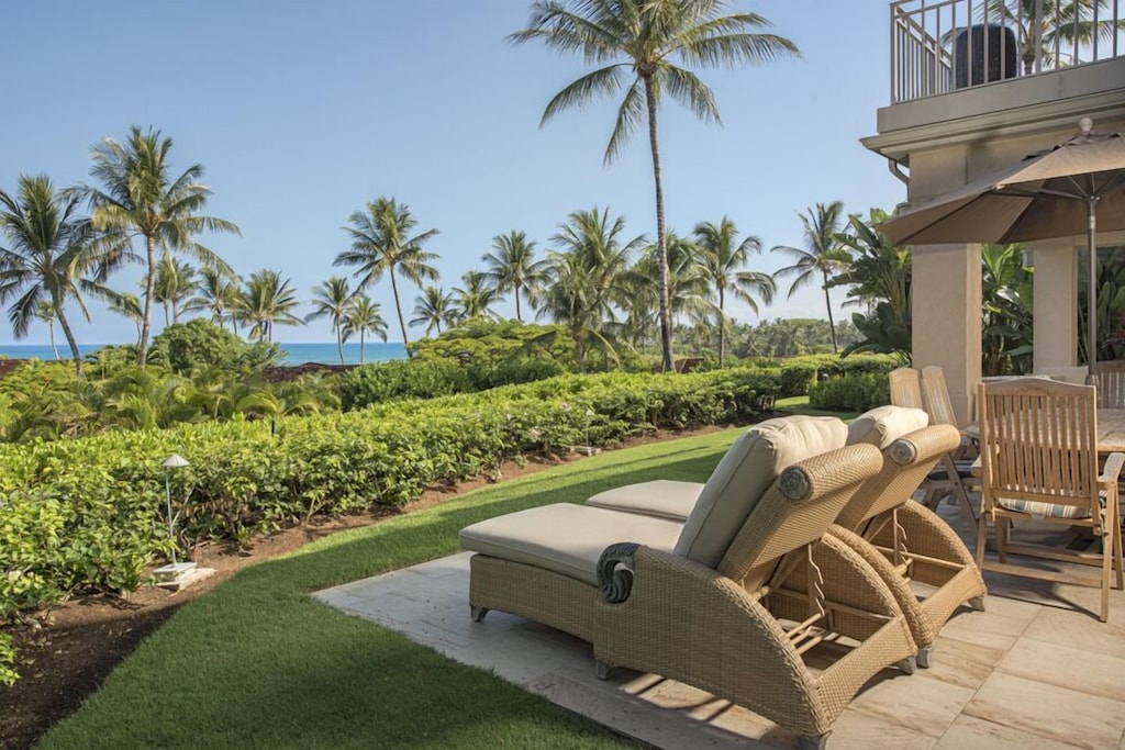 Two comfy loungers on the terrace of a Hawaiian condo near some of the best Island of Hawaii beaches