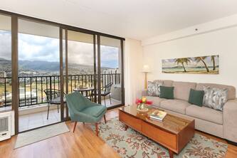 Mountain view deluxe vacation rental, AC, close to beach, WiFi, pool, parking