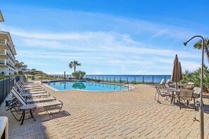 Adagio Gulf front pool - Adagio A305 has view of the gulf front pool which is heated in cooler months.