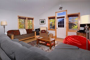Living room w/door to balcony
