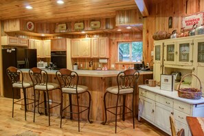 Eagle falls  lodge breakfast bar and kitchen
