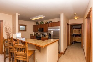 Kitchen and Breakfast Bar