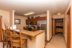 Kitchen and Breakfast Bar