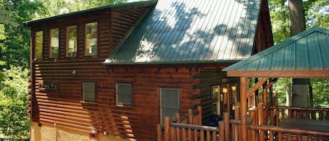 Smoky Mountian Vacation Cabin - This luxury log cabin will exceed your expectations during your Smoky Mountain TN vacation!