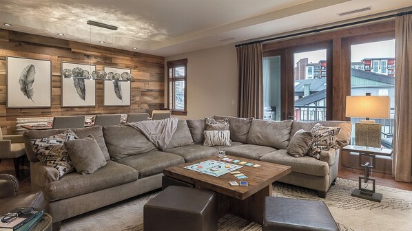 Beautiful great room with balcony