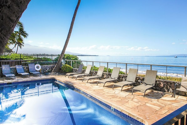 B6 Kihei Sands Beachfront Condominiums - Beachfront living at Kihei Sands condo B6!