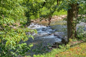 One of a Kind Gatlinburg Stream Views - Awesome back yard/ patio views of Gatlinburg river